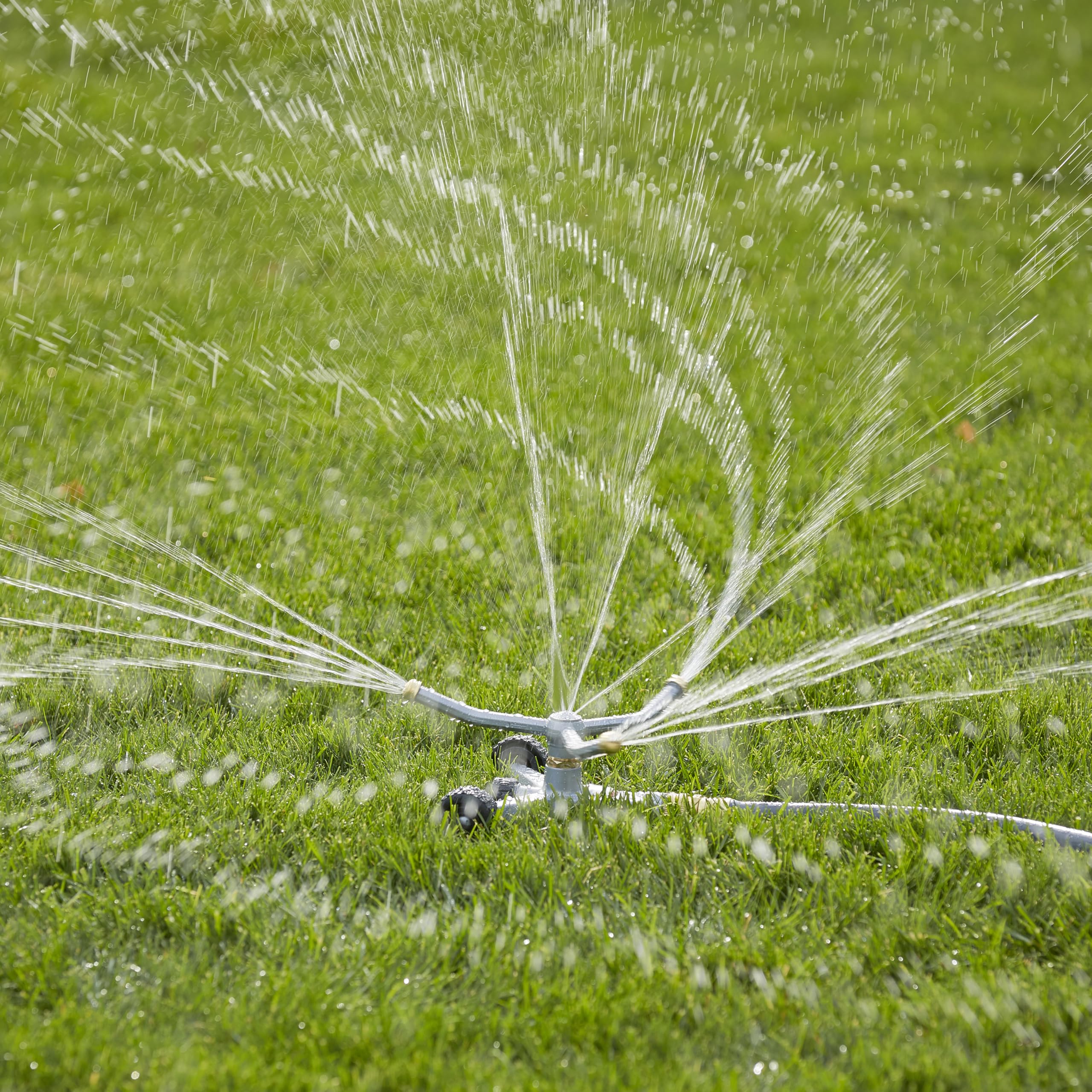 Gilmour Heavy Duty 692 Sq Ft Spinning Sprinkler with Wheeled Base, Metal Whirling Sprinkler Head for 360 Degree Coverage in Flower Beds and Vegetable Gardens - Image 6